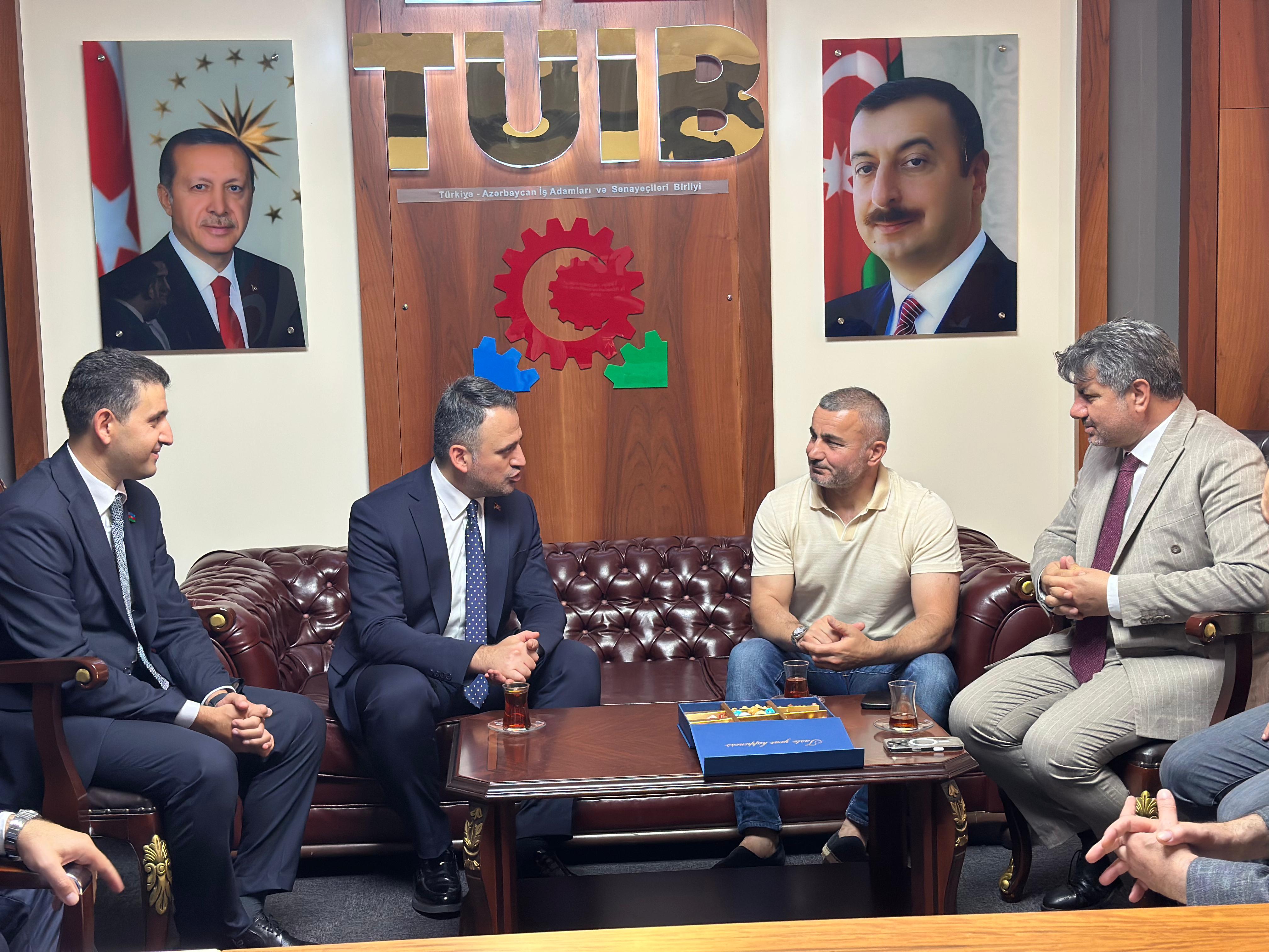 Türkiyə Gənclər və İdman nazirinin müavini Enes Eminoğlu və Türkiyə Gənclər Fondunun (TÜGVA) sədri İbrahim Beşinci Türkiyə-Azərbaycan İş Adamları və Sənayeçiləri İctimai Birliyinin (TÜİB) ofisini ziyarət ediblər.